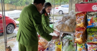 Bánh kẹo không rõ nguồn gốc xuất hiện quanh trường học tại Nghệ An