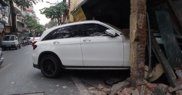 Xe Mercedes mất lái đâm vào nhà dân trên phố lúc rạng sáng