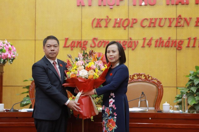 Bà Đoàn Thị Hậu, Chủ tịch HĐND tỉnh Lạng Sơn tặng hoa chúc mừng tân Phó Chủ tịch UBND tỉnh Đoàn Thanh Sơn.