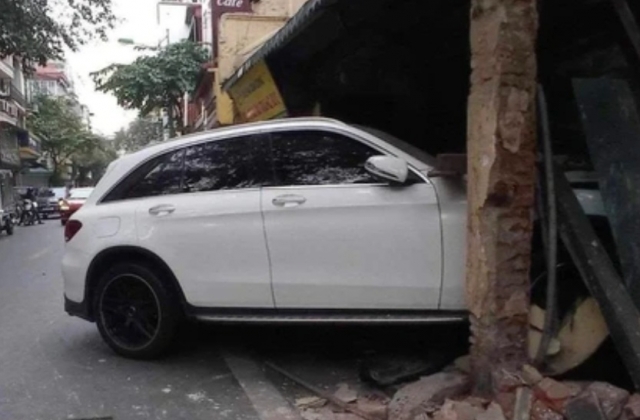 Chuyển cơ quan điều tra vụ nữ tài xế lái Mercedes tông sập một phần nhà cổ ở Hà Nội