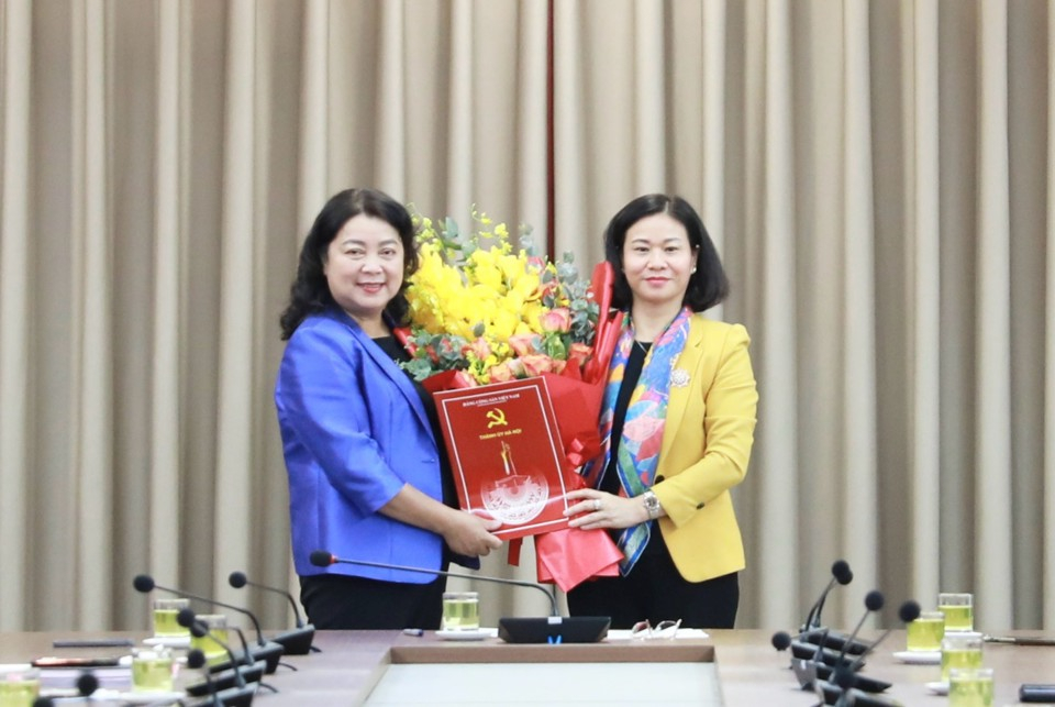 Phó Bí thư Thường trực Thành ủy Nguyễn Thị Tuyến trao quyết định cho bà Nguyễn Thị Thu Thủy.