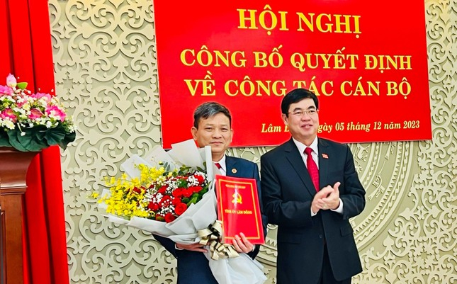 Phó Bí thư Thường trực Tỉnh ủy Lâm Đồng trao quyết định bổ nhiệm cho ông Hoàng Xuân Thùy.