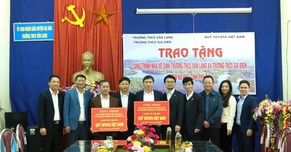 Phú Thọ: Bàn giao công trình nhà vệ sinh cho học sinh tại huyện Hạ Hòa