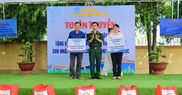 Bộ CHQS tỉnh Đồng Nai tặng quà nhân dân xã Xuân Phú