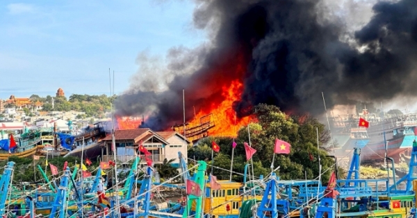 Bình Thuận: Nhiều tàu cá bị cháy rụi tại cơ sở sửa chữa