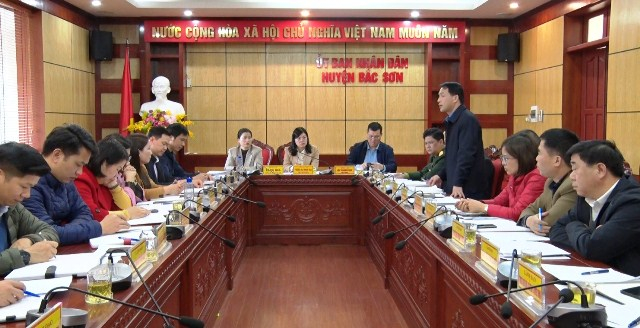 Bà Phùng Thị Thuý Nga, Chủ tịch UBND huyện Bắc Sơn ngồi giữa chủ trì hội nghị.