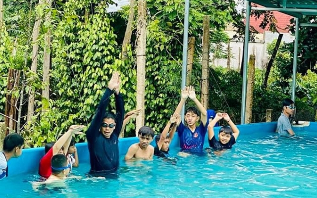 Công an thị xã Buôn Hồ phối hợp mở Lớp dạy bơi miễn phí cho trẻ em có hoàn cảnh khó khăn