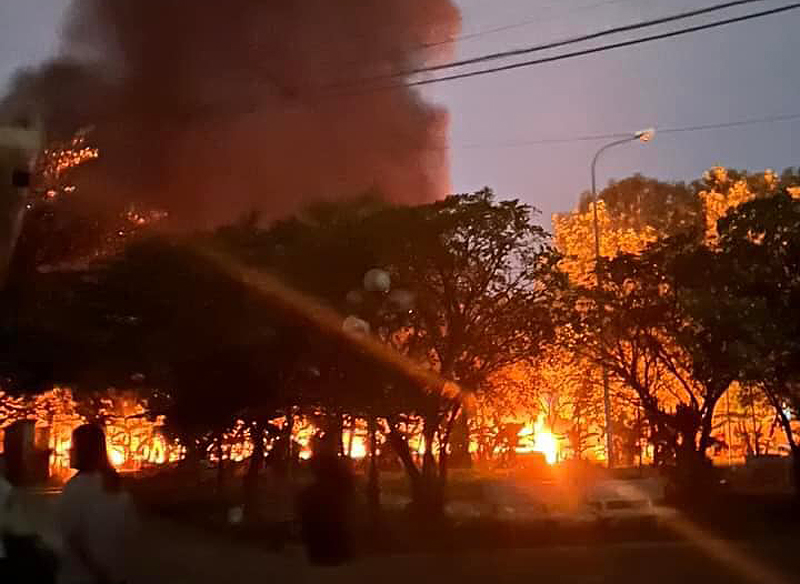 Đám cháy bùng phát tại khuôn viên trường Đại học Hồng Đức. (Ảnh: Báo Thanh Hoá)