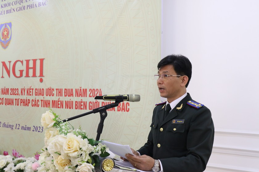 Ông Đỗ Ngọc Ba, Quyền Cục Trưởng Cục Thi hành án dân sự tỉnh Lào Cai báo cáo kết quả kiểm tra công tác thi đua khen thưởng năm 2023 của Khu vực thi đua.