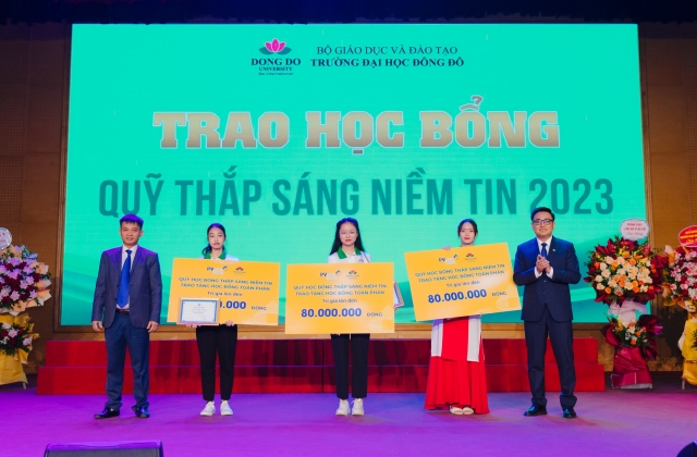 PVcomBank trao 240 triệu học bổng cho sinh viên trường Đại học Đông Đô