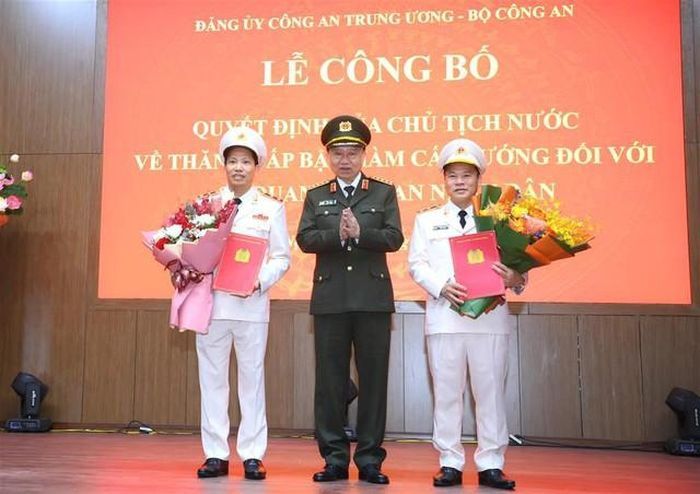 Bộ trưởng Tô Lâm trao quyết định thăng cấp bậc hàm Trung tướng cho 2 Thứ trưởng. Ảnh: Bộ Công an