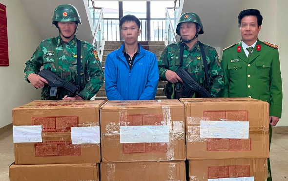Lào Cai: Lực lượng Biên phòng bắt giữ đối tượng vận chuyển hàng trăm kg pháo qua biên giới