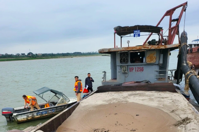 Bắt quả tang một tàu hút cát trái phép trên sông Hồng thuộc địa bàn Thị xã Sơn Tây