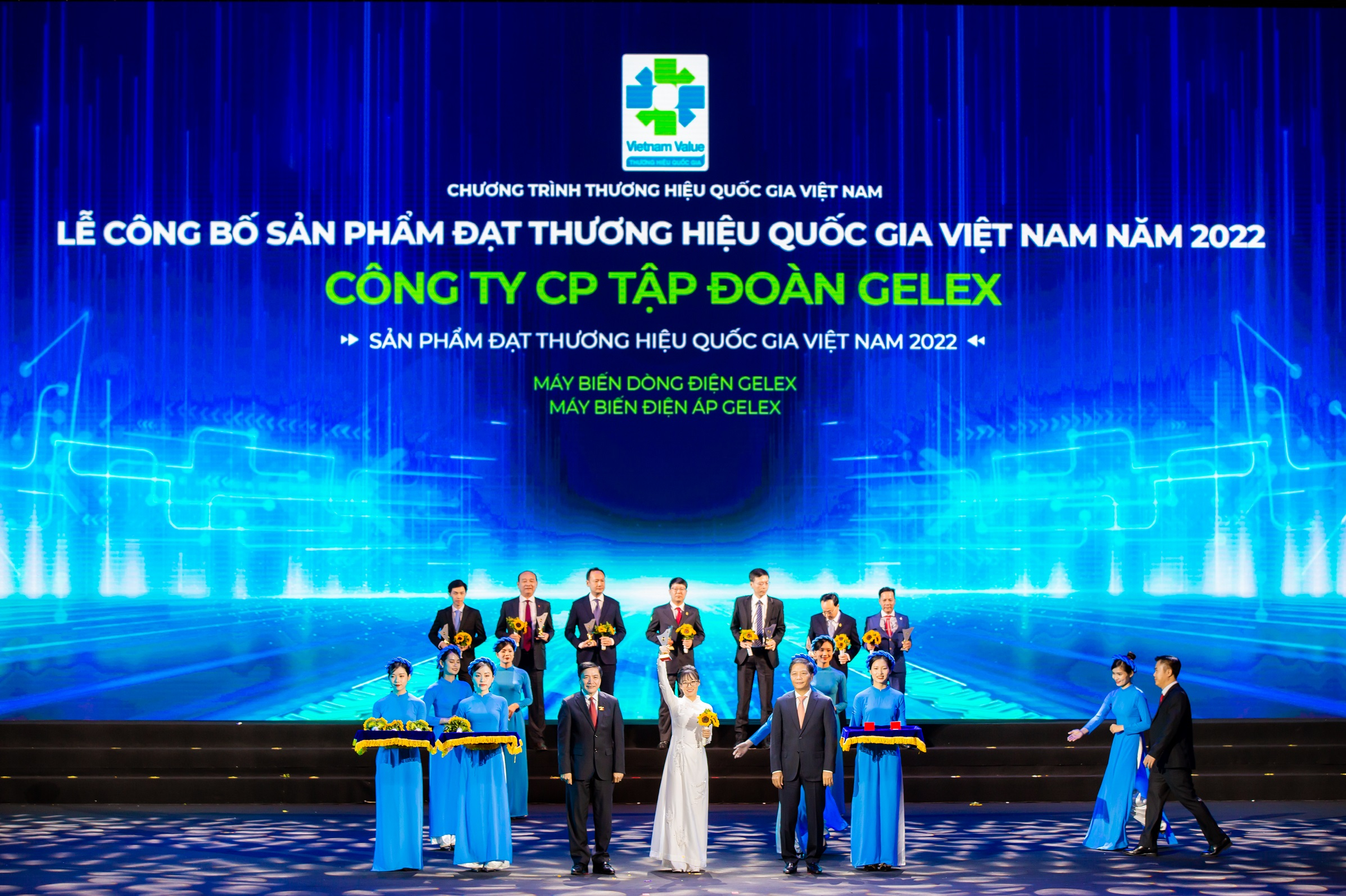 Đại diện GELEX nhận Biểu trưng Thương hiệu Quốc gia Việt Nam năm 2022.
