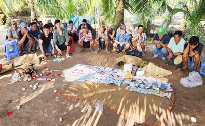 Các đối tượng và tang vật trong vụ đánh bạc tại xã Tây Yên, huyện An Biên.