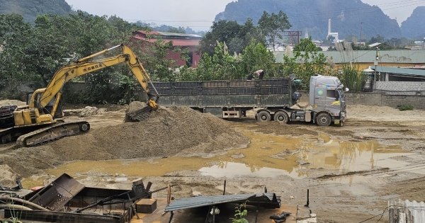 Hà Giang: Bãi tập kết cát sỏi đang bị đình chỉ vẫn ngang nhiên hoạt động tại thị trấn Vĩnh Tuy