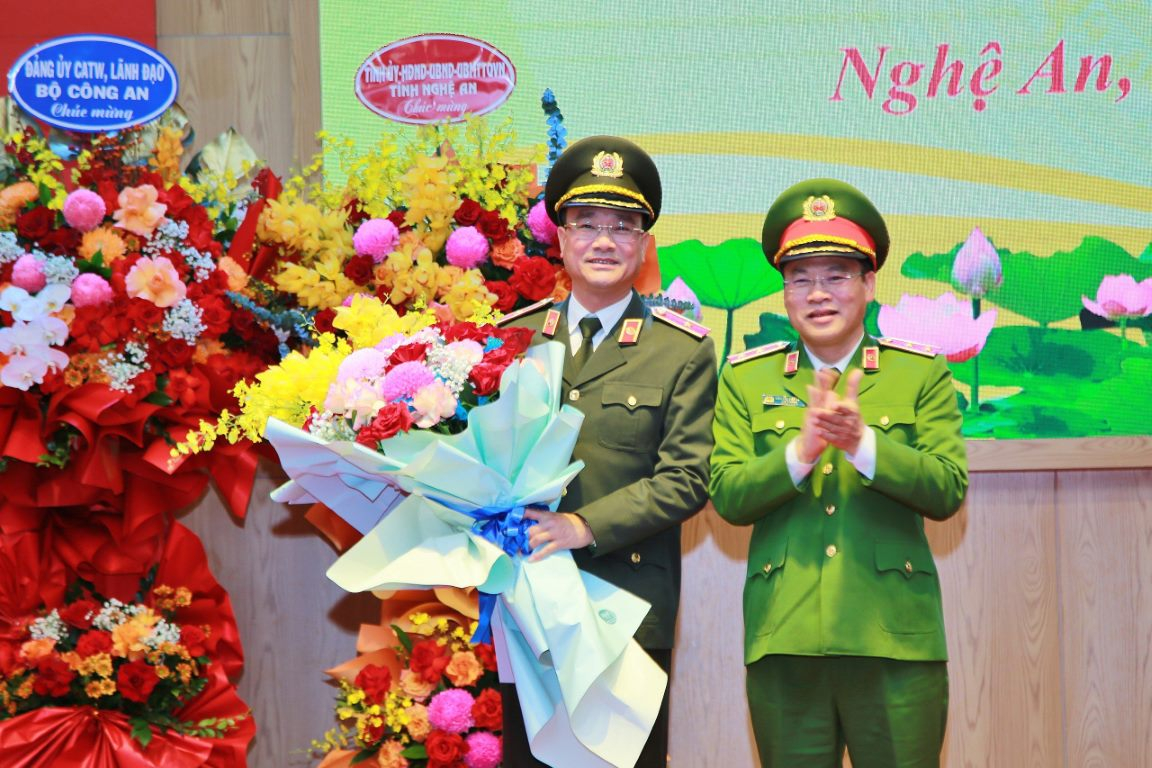 Thứ trưởng Nguyễn Văn Long chúc mừng Thiếu tướng Phạm Thế Tùng