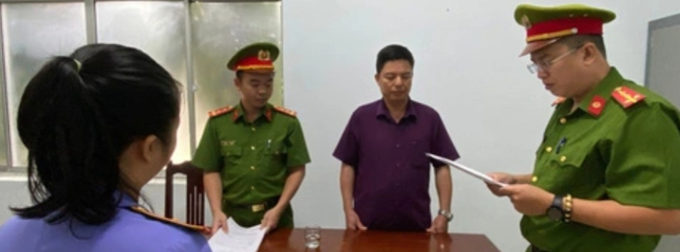Cơ quan công an tống đạt quyết định khởi tố bị can Vũ Văn Quân, nguyên trưởng Phòng TN&amp;amp;MT huyện Thuận Nam - Ảnh: Công an cung cấp