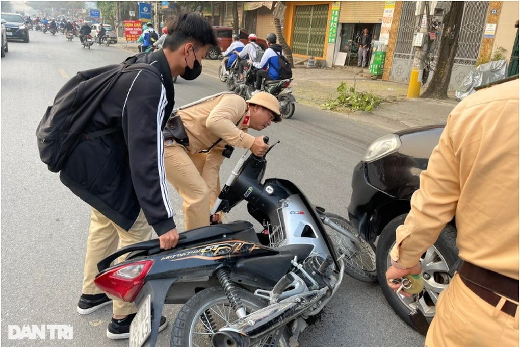 Không đội mũ bảo hiểm, một nam sinh lớp 11 tại Hà Nội quay đầu bỏ chạy khi thấy cảnh sát giao thông, sau đó, tông trúng chiếc ô tô đang di chuyển trên đường hồi tháng 11/2023. (Ảnh: Trần Thanh)