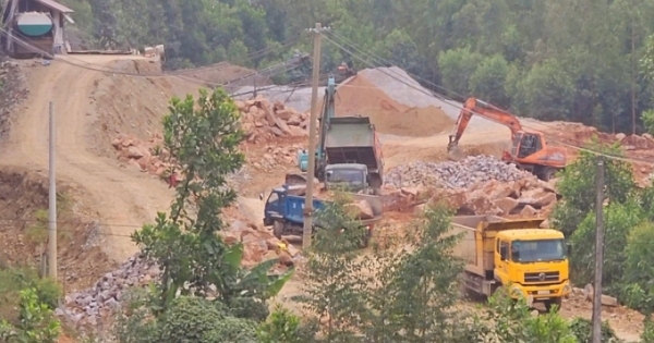 Phú Thọ: Doanh nghiệp đào bới đất đá trái phép, vận chuyển đến xưởng sơ chế trong rừng
