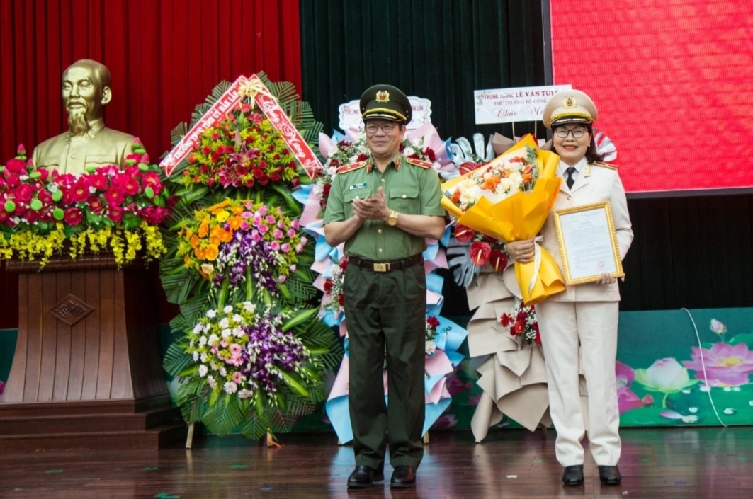Thiếu tướng Lê Vinh Quy trao quyết định điều động Thiếu tướng Nguyễn Thị Xuân giữ chức Phó Giám đốc Công an tỉnh Đắk Lắk