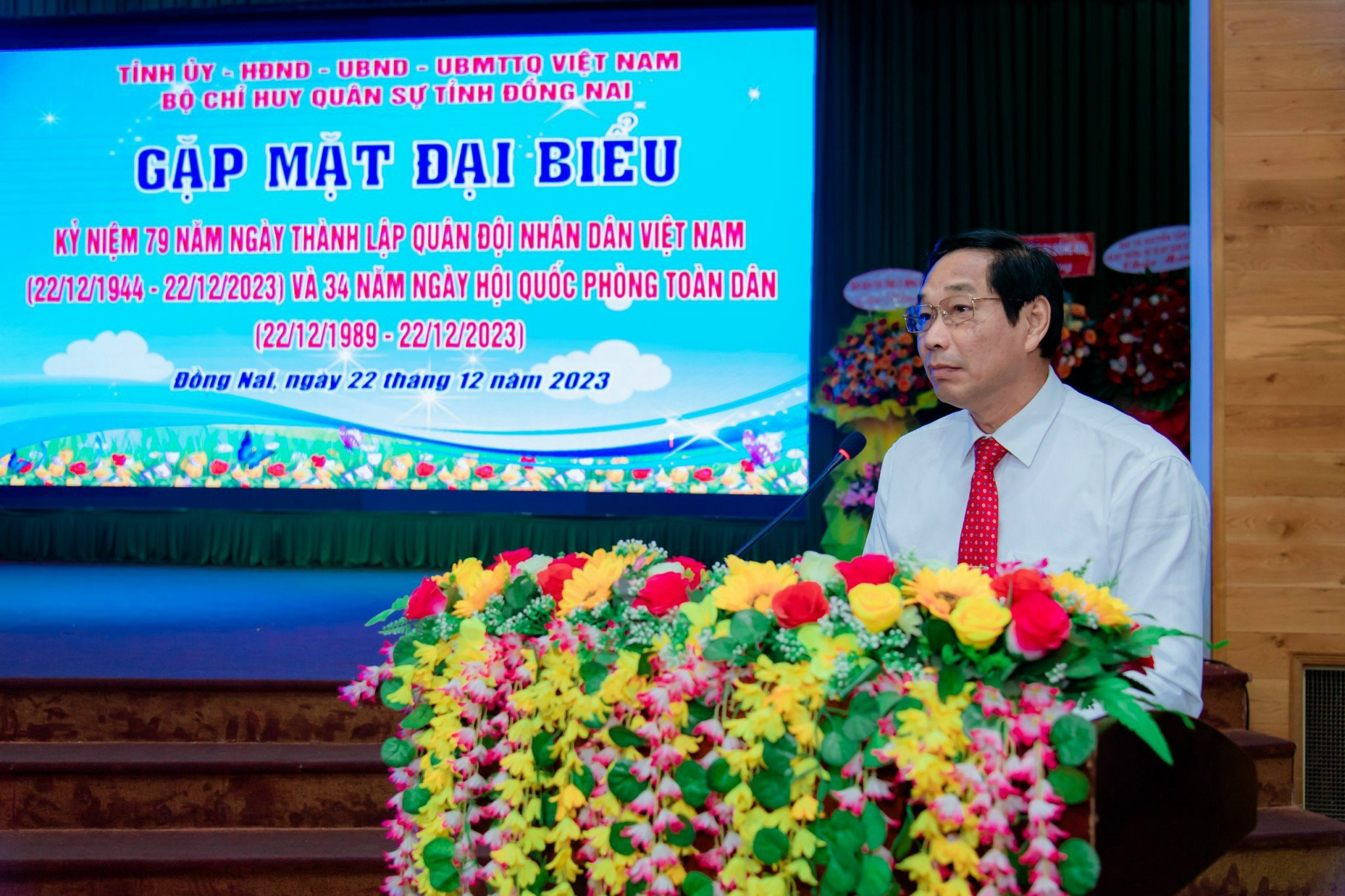 Phó chủ tịch UBND tỉnh Võ Văn Phi phát biểu tại buổi gặp mặt.
