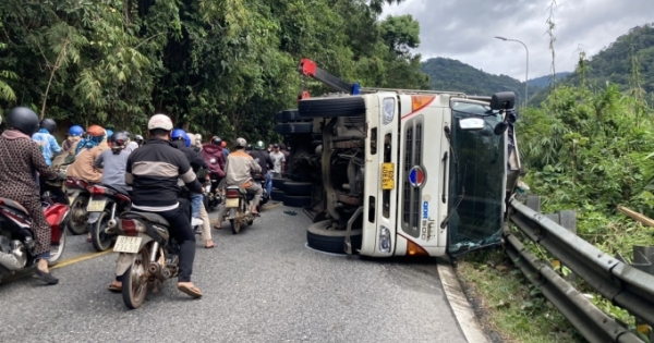 Lâm Đồng: Xe tải va chạm với xe khách trên đèo Bảo Lộc, 5 người bị thương