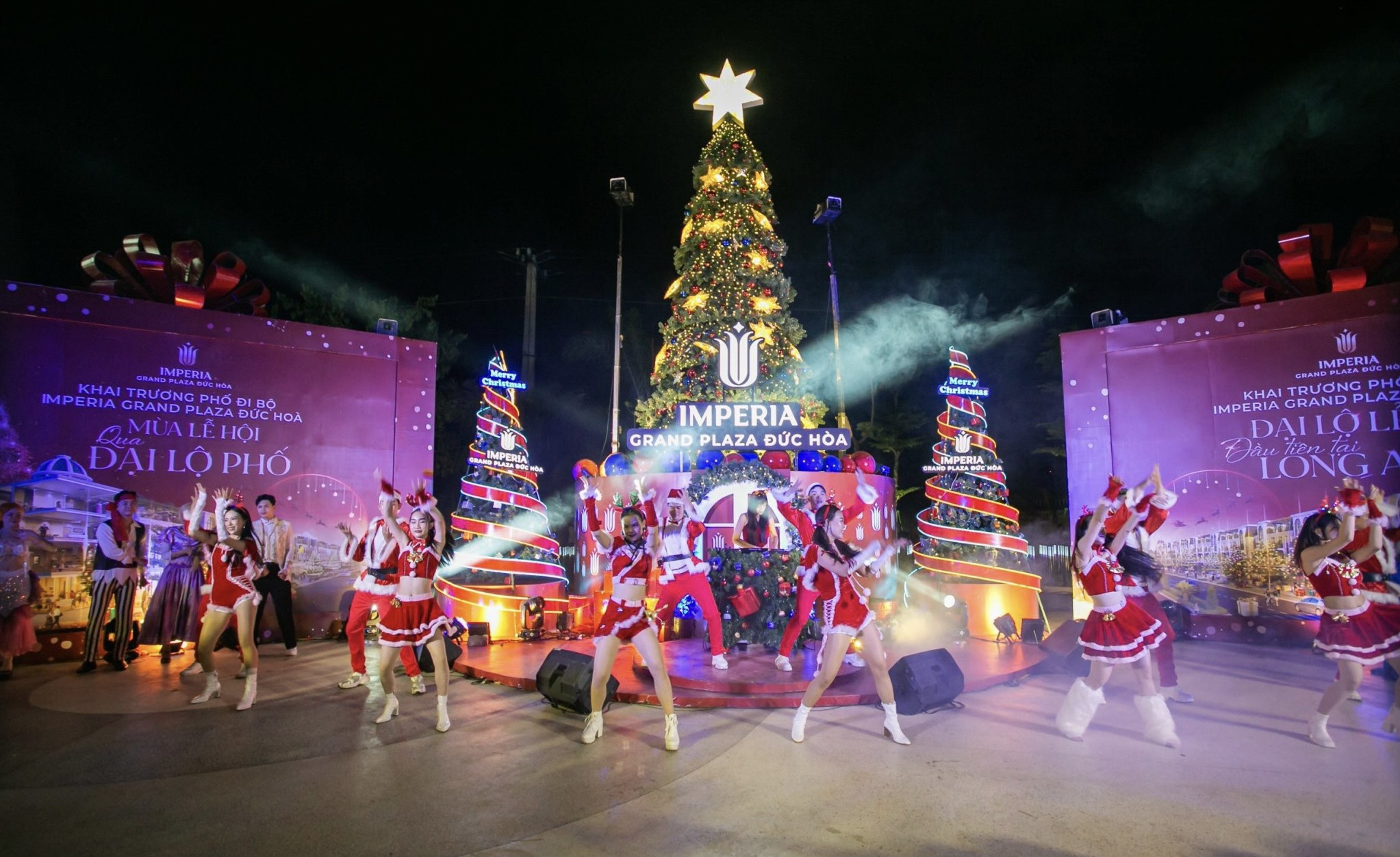 Màn trình diễn “cực cháy” của các vũ công mở màn đêm Giáng sinh diệu kỳ