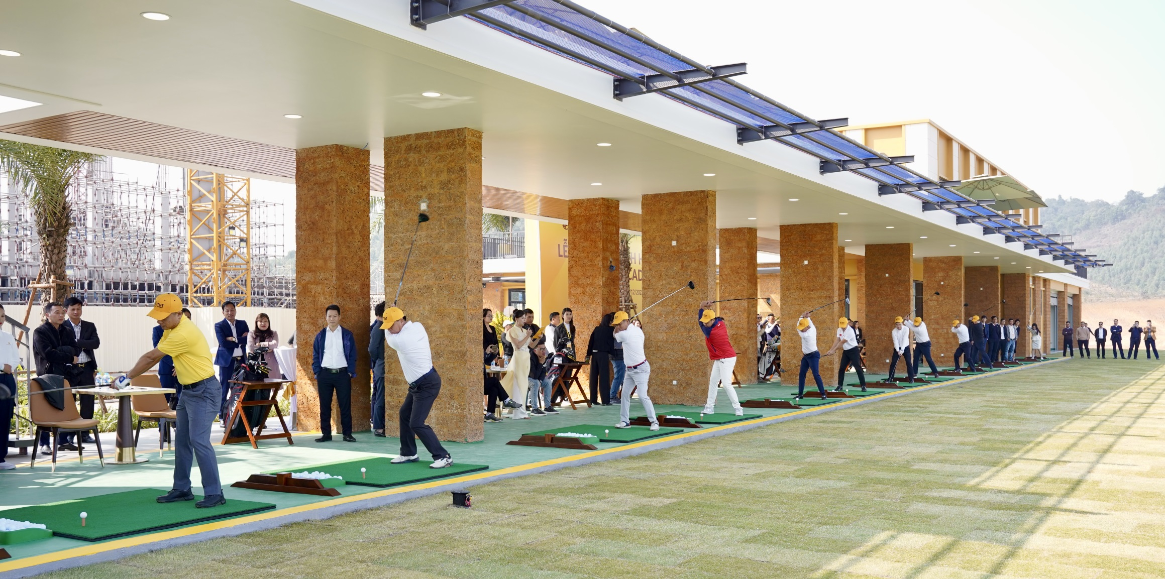Các đại biểu, khách mời phát bóng ghi dấu ấn nhân sự kiện khánh thành Học viện T&amp;amp;T Golf Academy.