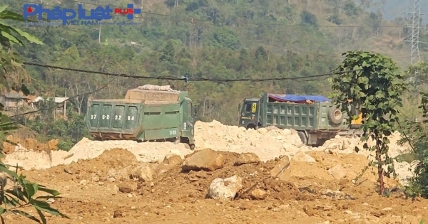 Lai Châu: Ngang nhiên đổ đất đá thải lấp sông Nậm Na ở thị trấn Phong Thổ