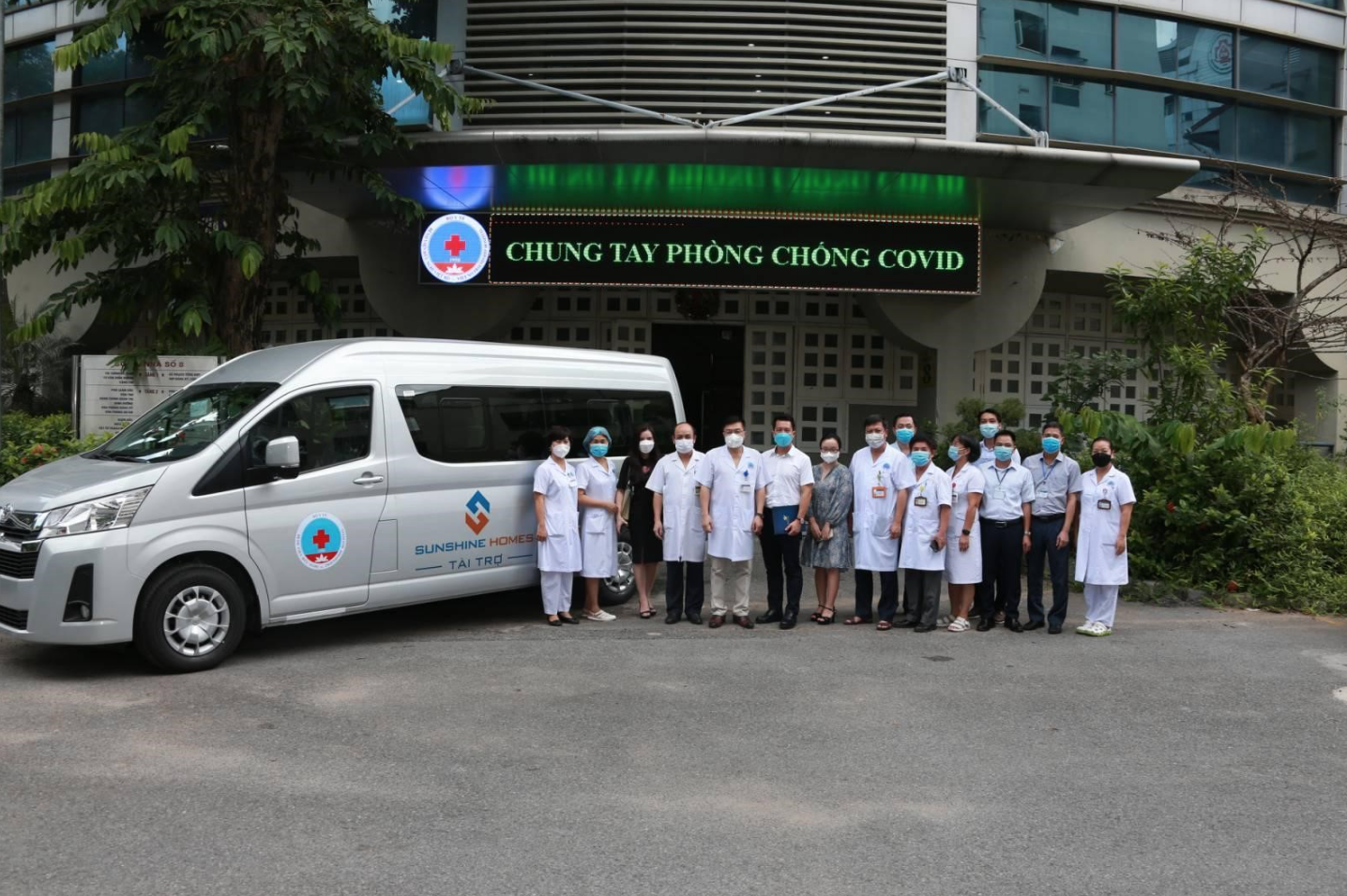 SSH đã triển khai chương trình “Trao tặng xe ô tô chuyên dụng phòng chống dịch Covid-19” cho các bệnh viện và Trung tâm y tế địa phương