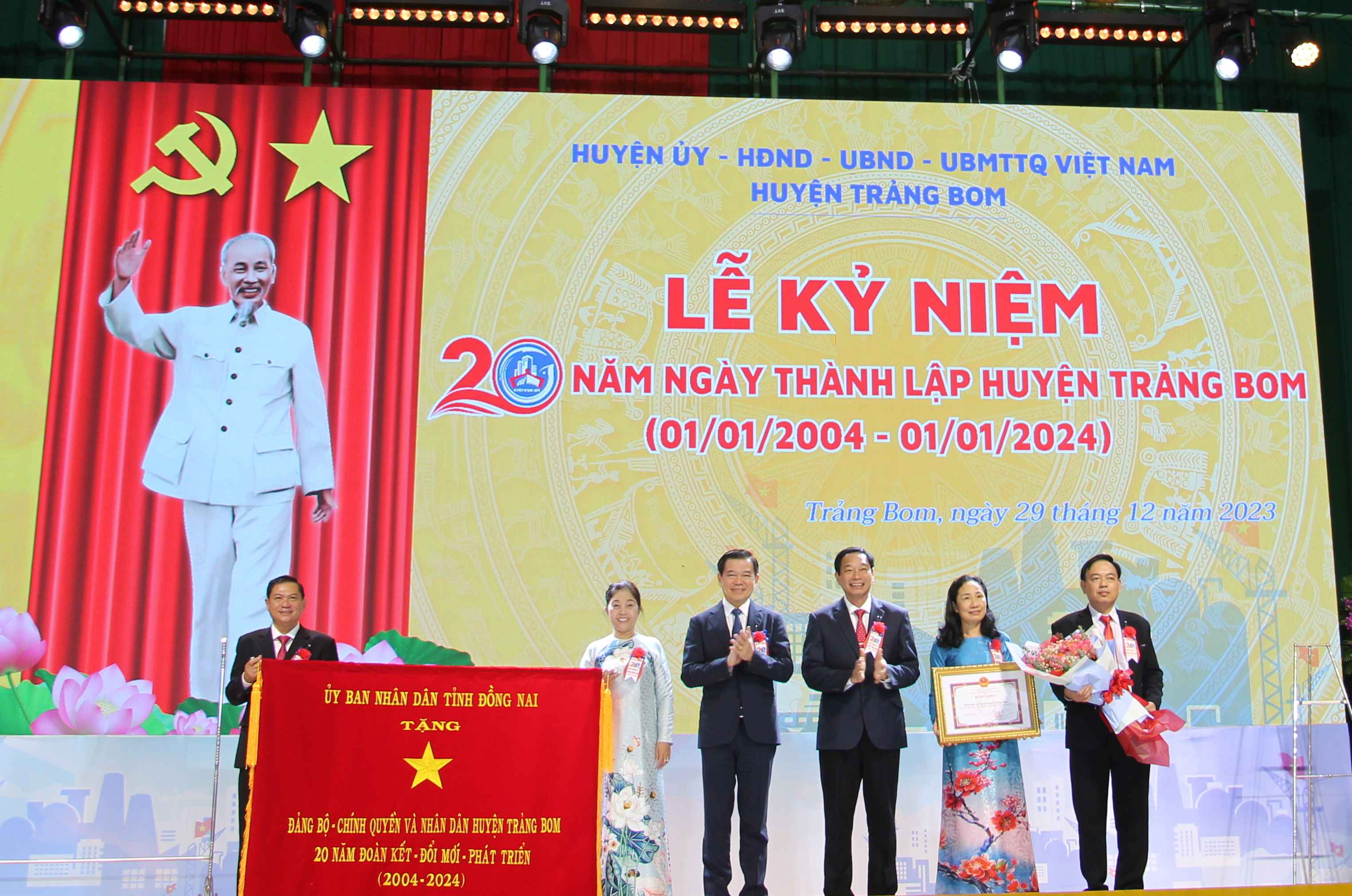 Ông Nguyễn Hồng Lĩnh - Ủy viên Trung ương Đảng, Bí thư Tỉnh ủy và ông Võ Văn Phi - Phó chủ tịch UBND tỉnh đã trao tặng bức trướng cho huyện Trảng Bom.