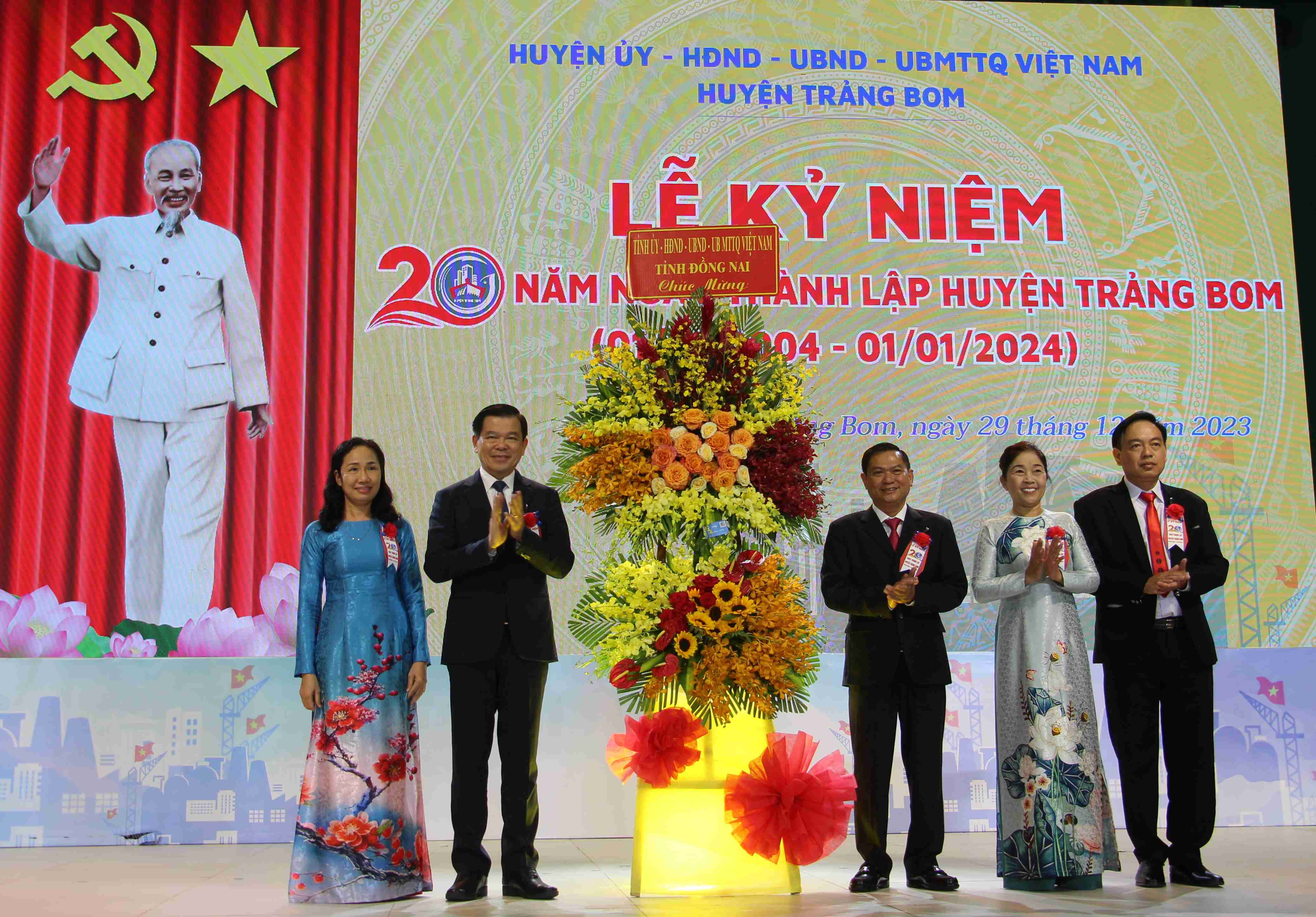 Ông Nguyễn Hồng Lĩnh – UV Ban Chấp hành Trung ương Đảng, Bí thư Tỉnh uỷ Đồng Nai và lãnh đạo tỉnh tặng hoa chúc mừng.