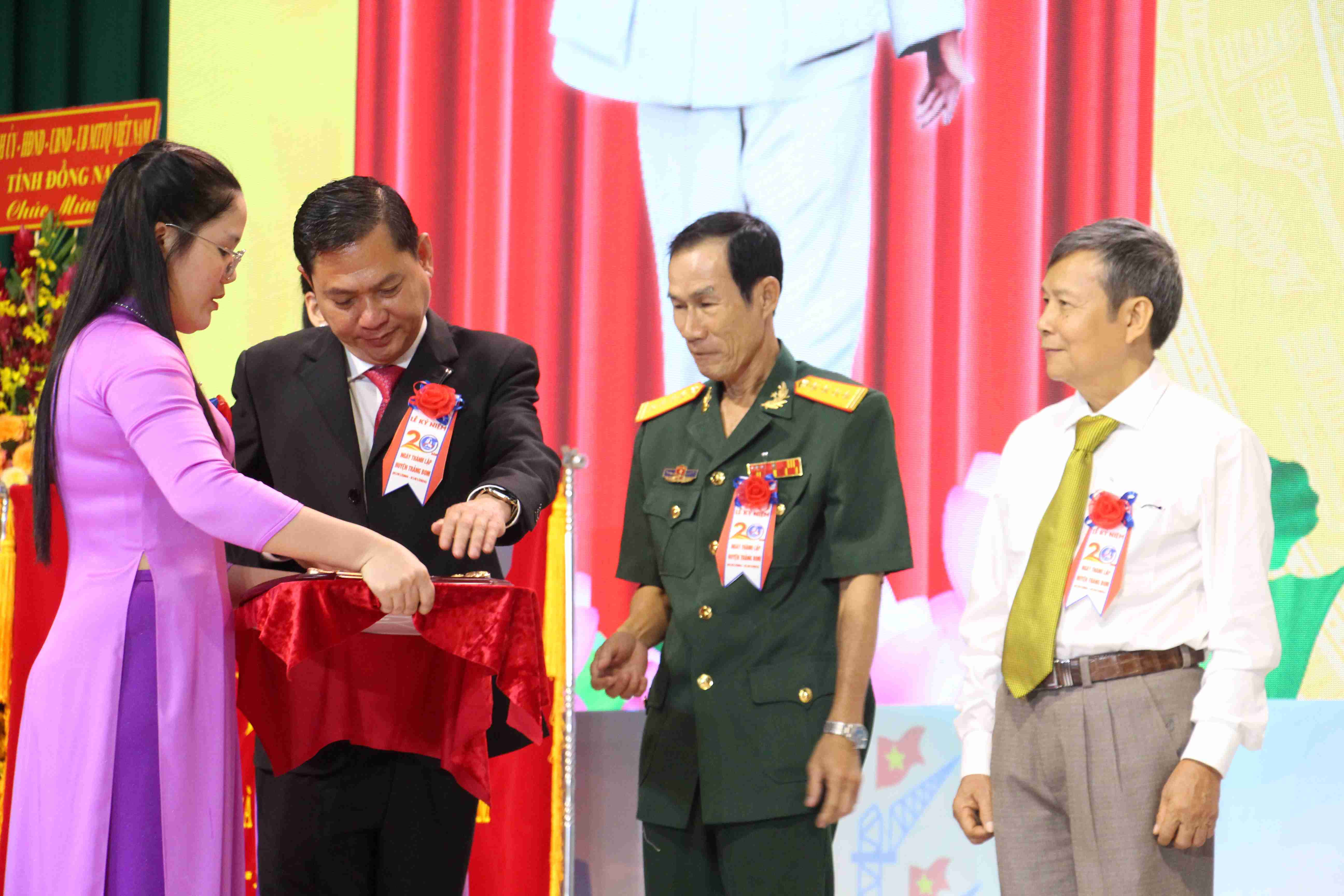 Các cá nhân, tập thể có những đóng góp xuất sắc cho sự phát triển của huyện trong 20 năm qua được nhận bằng khen của UBND tỉnh Đồng Nai.