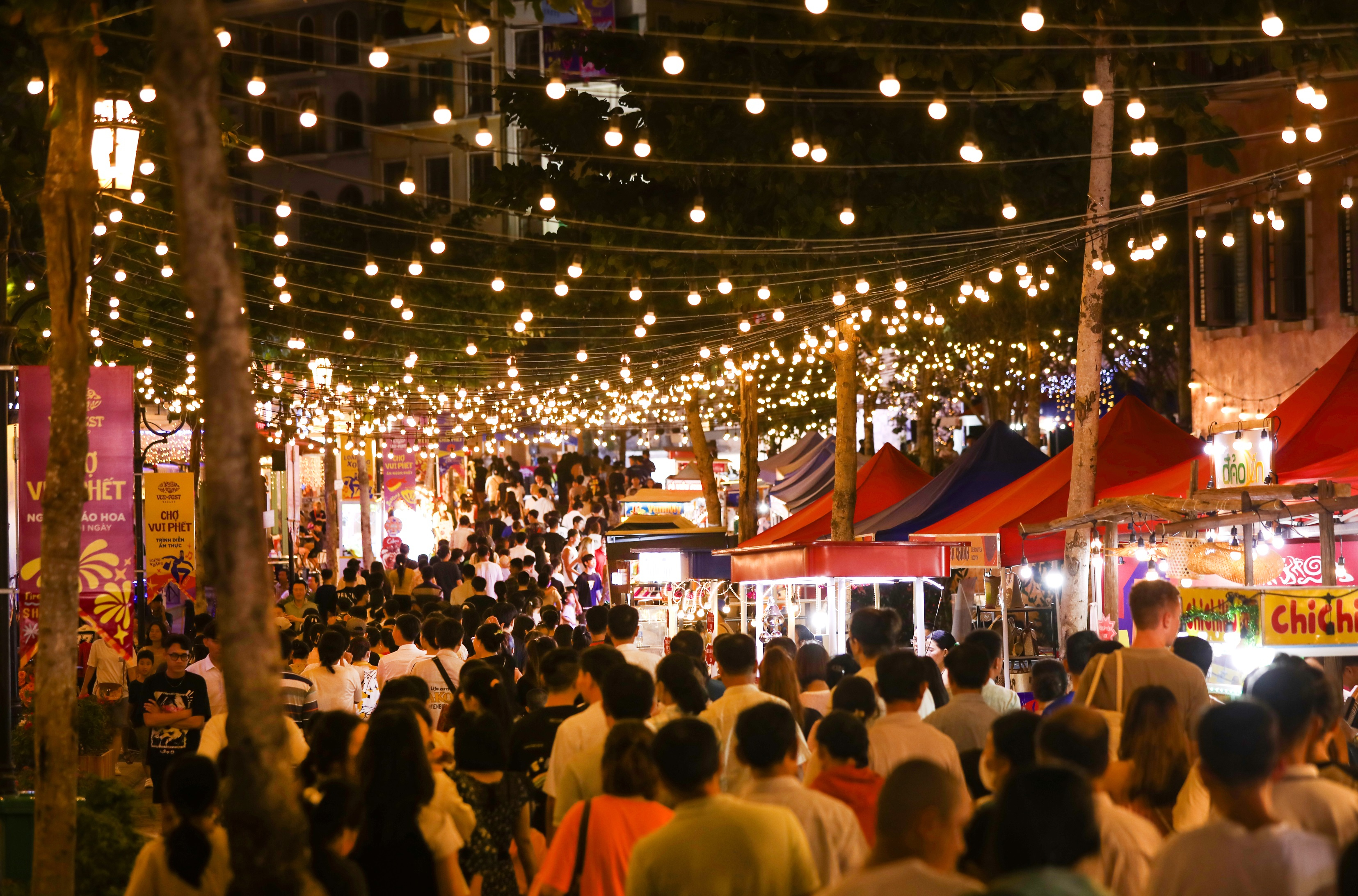 VUI-Fest Bazaar (Chợ đêm Vui-Phết) sẽ mở cửa xuyên đêm từ 16h ngày 31/12 đến 05h00 ngày 01/01.