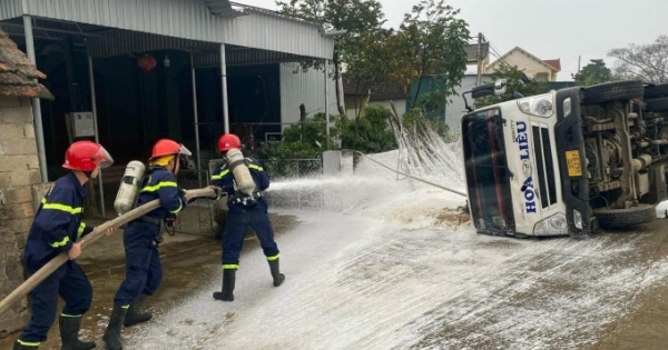 Xe bồn chở 9.000 lít xăng bị lật, sơ tán khẩn cấp nhiều hộ dân