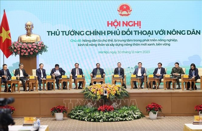Thủ tướng Phạm Minh Chính và đại diện các bộ, ngành đối thoại với nông dân. Ảnh: Dương Giang/TTXVN.
