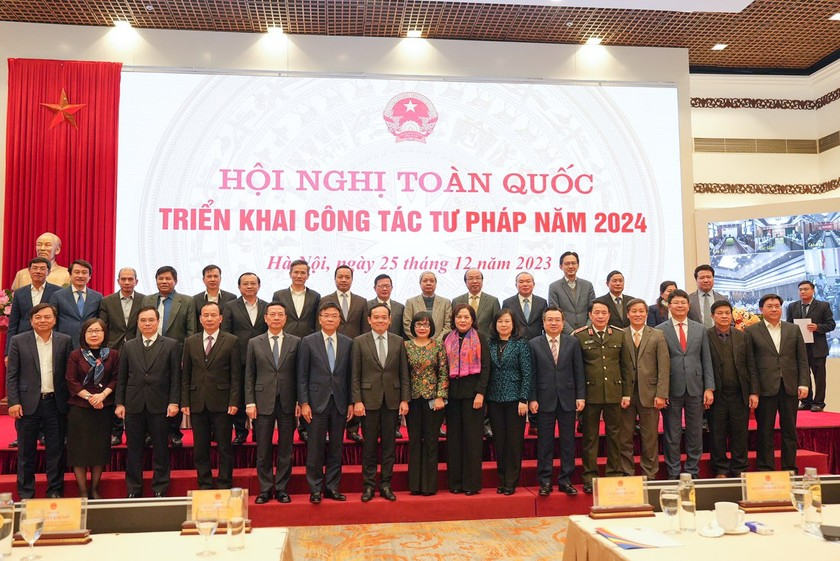 Phó Thủ tướng Trần Lưu Quang chụp ảnh lưu niệm cùng Lãnh đạo Bộ Tư pháp, lãnh đạo các Bộ, ngành dự Hội nghị toàn quốc triển khai công tác tư pháp năm 2024.