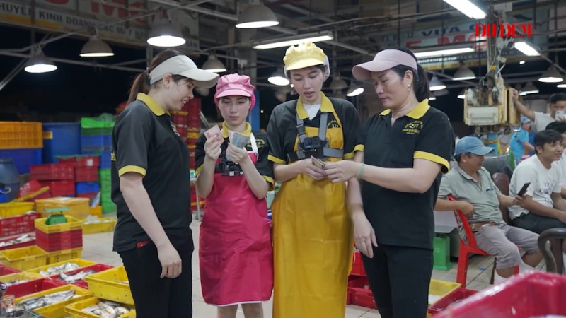 Thùy Tiên, Hòa Minzy làm cửu vạn ở chợ cá trong tập 5 chương trình Đu đêm mùa 2 - Showbiz hôm nay #8