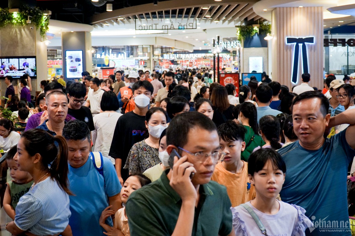 Bản tin tổng hợp 21/04 - Chen chân trong các trung tâm thương mại ở Hà Nội ngày nghỉ lễ