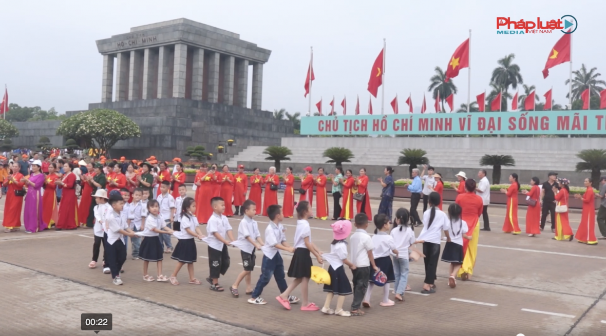 Hàng ngàn trái tim hướng về lăng Bác nhân kỷ niệm 134 năm ngày sinh chủ tịch Hồ Chí Minh