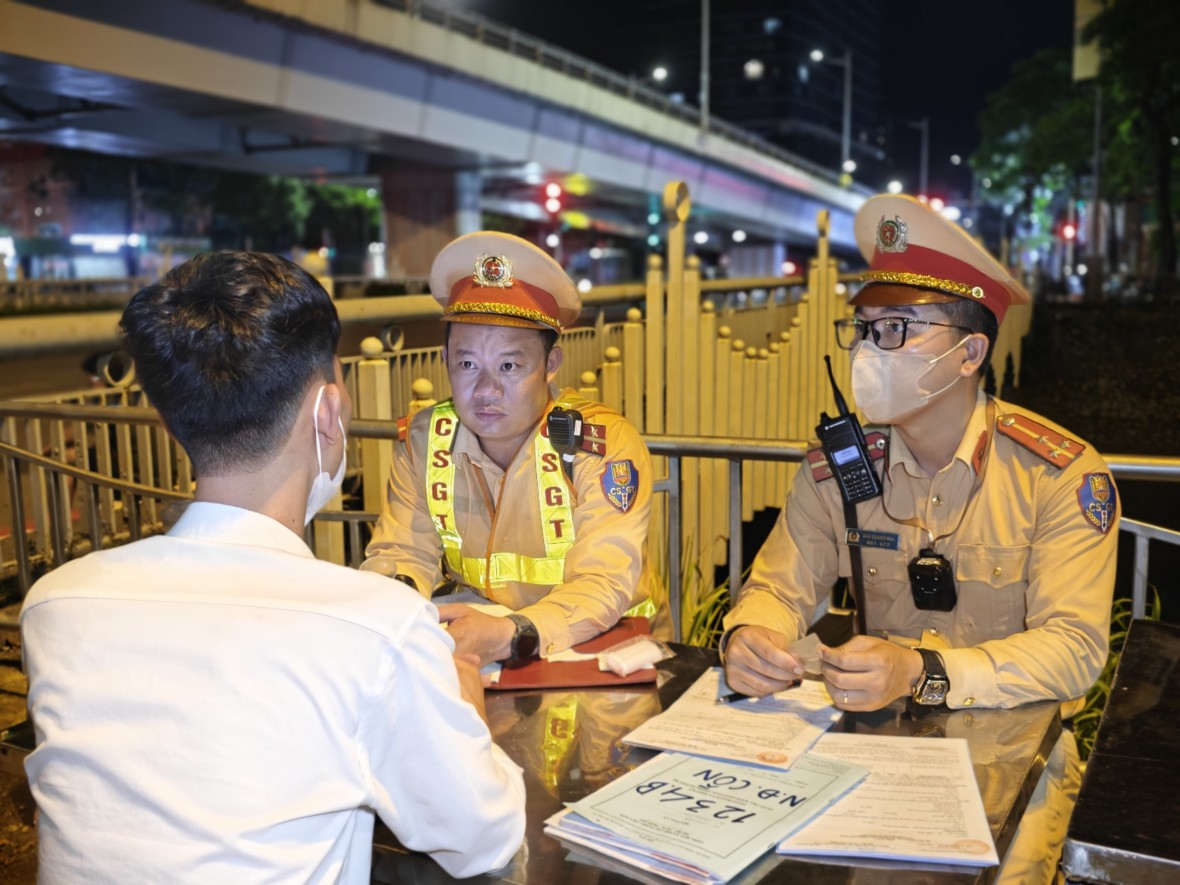 Hà Nội: Cảnh sát xuyên đêm xử lý nhiều” ma men” vi phạm mức độ “khủng”
