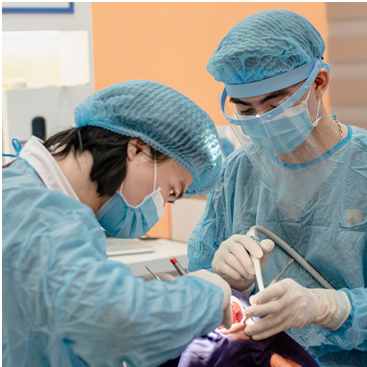 Hình ảnh Bác sĩ Lê Nho Chuyên đang thực hiện trồng răng implant.